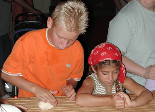 kids-making-pretzels